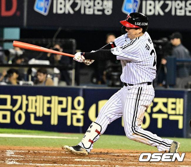 [OSEN=잠실, 지형준 기자] 29일 오후 서울 잠실구장에서 ‘2025 신한 SOL Bank KBO리그’ LG 트윈스와 한화 이글스의 경기가 열렸다.이날 LG는 손주영, 한화는 라이언 와이스를 선발투수로 내세웠다.7회말 2사 1,2루에서 LG 김현수가 역전 1타점 우전 적시타를 날리고있다. 2025.05.29 /jpnews@osen.co.kr