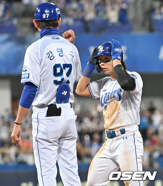 [OSEN=대구, 이석우 기자] 29일 대구삼성라이온즈파크에서 2025 신한 SOL 뱅크 KBO 리그 삼성 라이온즈와 롯데 자이언츠의 경기가 열렸다. 홈팀 삼성은 최원태가, 방문팀 롯데는 박세웅이 선발 출전했다. 삼성 라이온즈 김성윤이 6회말 1사 1,3루 좌익수 앞 1타점 안타를 치고 세리머니를 하고 있다. 2025.05.29 / foto0307@osen.co.kr