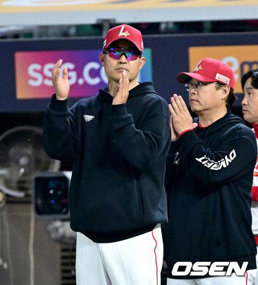 [OSEN=인천, 최규한 기자] 프로야구 SSG 랜더스가 불펜 싸움에서 승리하며 2연승에 성공했다.SSG는 29일 인천 SSG랜더스필드에서 열린 ‘2025 신한은행 SOL Bank KBO리그’ NC 다이노스와의 경기에서 6-5로 승리하고 2연승을 달렸다.경기를 마치고 승리한 SSG 이숭용 감독이 선수들을 맞이하며 박수를 보내고 있다. 2025.05.29 / dreamer@osen.co.kr