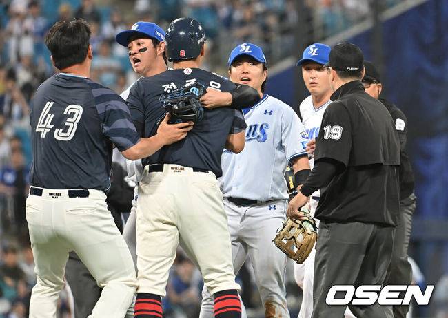[OSEN=대구, 이석우 기자] 29일 대구삼성라이온즈파크에서 2025 신한 SOL 뱅크 KBO 리그 삼성 라이온즈와 롯데 자이언츠의 경기가 열렸다. 홈팀 삼성은 최원태가, 방문팀 롯데는 박세웅이 선발 출전했다. 5회초 2사 삼성 라이온즈 선발 투수 최원태와 투구에 맞은 롯데 자이언츠 전준우가 충돌하려 하자 구자욱과 심판이 말리고 있다. 2025.05.29 / foto0307@osen.co.kr