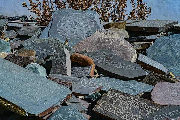 케롱 길가의 마니스톤(불교 문양과 불경이 새겨져 있다).