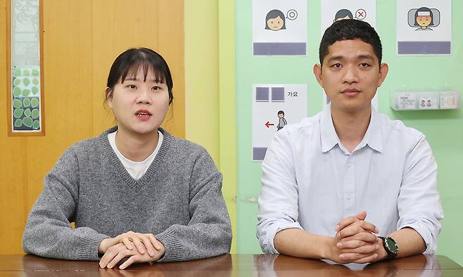 생활지도원 심종환씨(오른쪽)와 임지혜씨가 13일 경기도의 한 장애인거주시설에서 세계일보와 인터뷰하면서 고충을 토로하고 있다. 이제원 선임기자