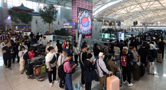 제21대 대통령선거 사전투표일인 29일 오전 인천공항에서 여행객들이 출국 전 줄서서 투표를 하고 있다. 뉴스1