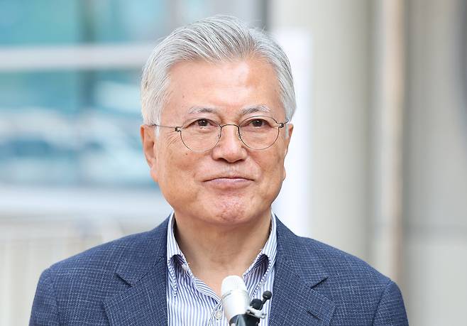 문재인 전 대통령이 21대 대선 사전투표 첫날인 29일 오전 경남 양산시 하북면 주민자치센터에 마련된 사전투표소에서 투표 후 취재진 질문을 경청하고 있다. 연합뉴스
