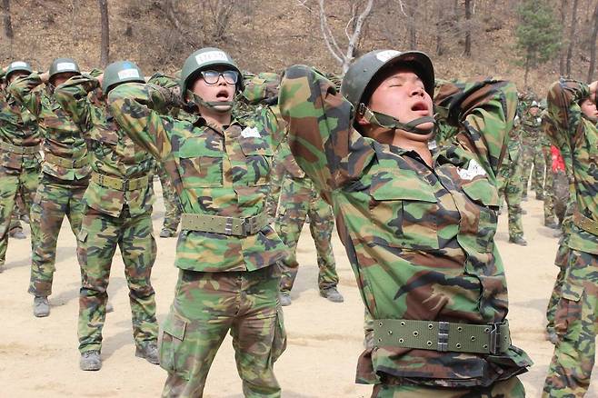 유격 훈련을 받는 군장병들. 사진=대한민국 육군 페이스북 갈무리