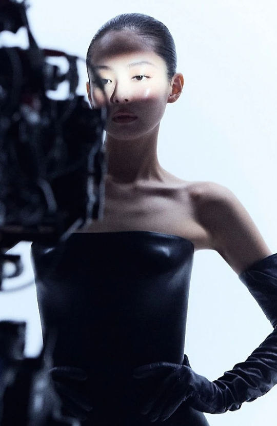 제니가 장 폴 고티에(Jean Paul Gaultier)의 '궁극의 뮤즈'로 발탁됐다. 장 폴 고티에 인스타그램