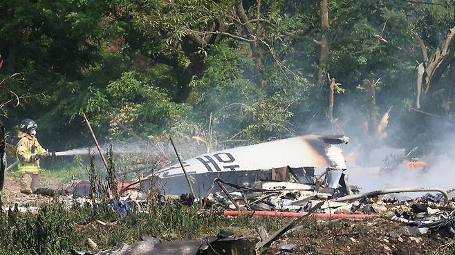 29일 오후 1시 50분께 경북 포항시 남구 동해면 신정리 한 야산에 해군 초계기가 추락한 가운데 소방관이 화재 진압을 하고 있다. 연합뉴스