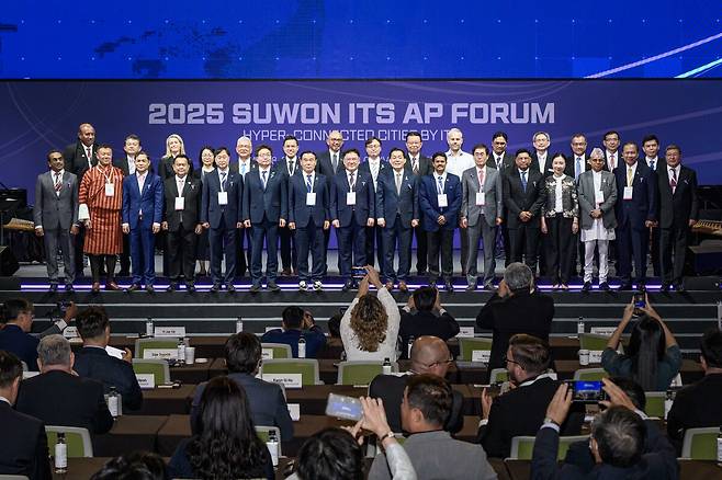 ‘2025 수원 ITS 아태총회’ 개막식에서 참가자들이 기념촬영을 하고 있다. &nbsp;수원시 제공
