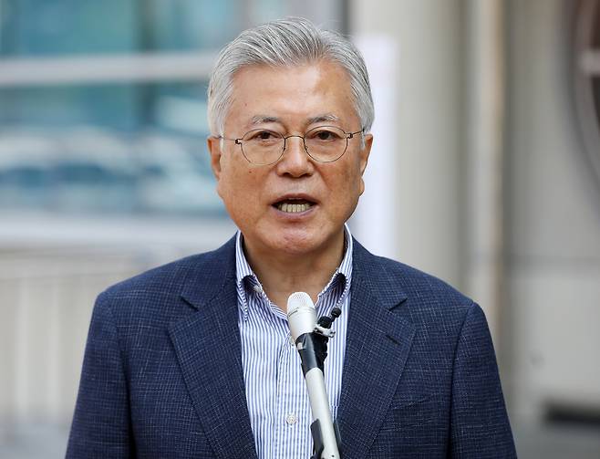 문재인 전 대통령이 제21대 대통령선거 사전투표 첫날인 29일 오전 경남 양산시 하북면주민자치센터에 마련된 하북면 사전투표소에서 투표를 마친 뒤 취재진 질문에 답하고 있다. 뉴스1