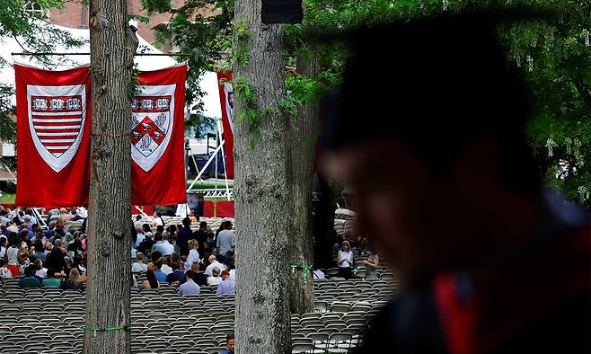 28일(현지시간) 미국 하버드대 졸업식 행사에 참석한 학생과 가족들. 로이터연합뉴스