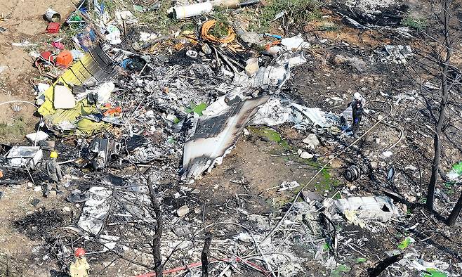 29일 오후 경북 포항시 남구 동해면 신정리 야산 해군 P-3C 해상초계기 추락 현장에서 군과 경찰, 소방 관계자들이 탑승자 구조 등 사고 수습 작업을 벌이고 있다. 연합뉴스