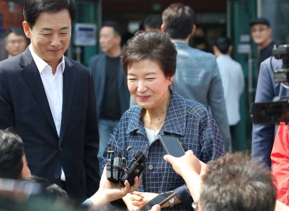 사전투표 마친 박근혜 전 대통령 - 박근혜 전 대통령이 제21대 대통령선거 첫날인 29일 오전 대구 달성군 유가읍 행정복지센터에 마련된 사전투표소에서 투표를 마친 뒤 취재진 질문에 답하고 있다. 2025.5.29 뉴스1