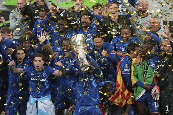 첼시 선수들이 29일(한국시간) 폴란드 브로츠와프 스타디온 미에이스키에서 열린 2024~25 유럽축구연맹(UEFA) 유로파 콘퍼런스리그(UECL) 정상에 올라 트로피를 들고 환호하고 있다. 2025.05.29. 브로츠와프 AP 뉴시스