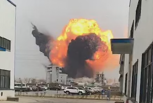 27일(현지시간) 오전 11시 57분 중국 동부 산둥성(省) 웨이팡시(市)에 있는 유다오화학회사에서 폭발이 발생했다. 중국 중앙(CC)TV 캡처