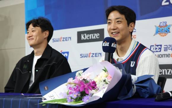 부산 KCC로 이적한 허훈이 29일 서울 강남구 KBL센터에서 열린 입단 기자회견에서 소감을 밝히고 있다. 뉴시스