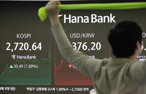 29일 오후 서울 중구 하나은행 본점 딜링룸 현황판에 코스피 지수가 표시돼 있다. 연합뉴스