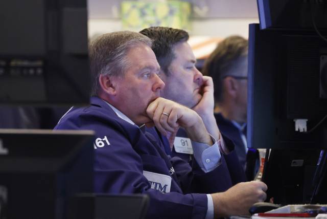 미국 뉴욕증권거래소에서 트레이더들이 업무를 보고 있다. 연합뉴스