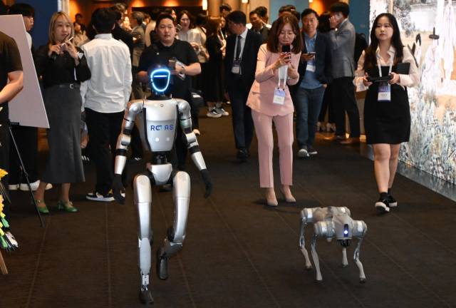 27일 서울 중구 신라호텔에서 열린 서울포럼 2025에서 휴머노이드 로봇과 사족보행 로봇이 이동하고 있다. 성형주 기자