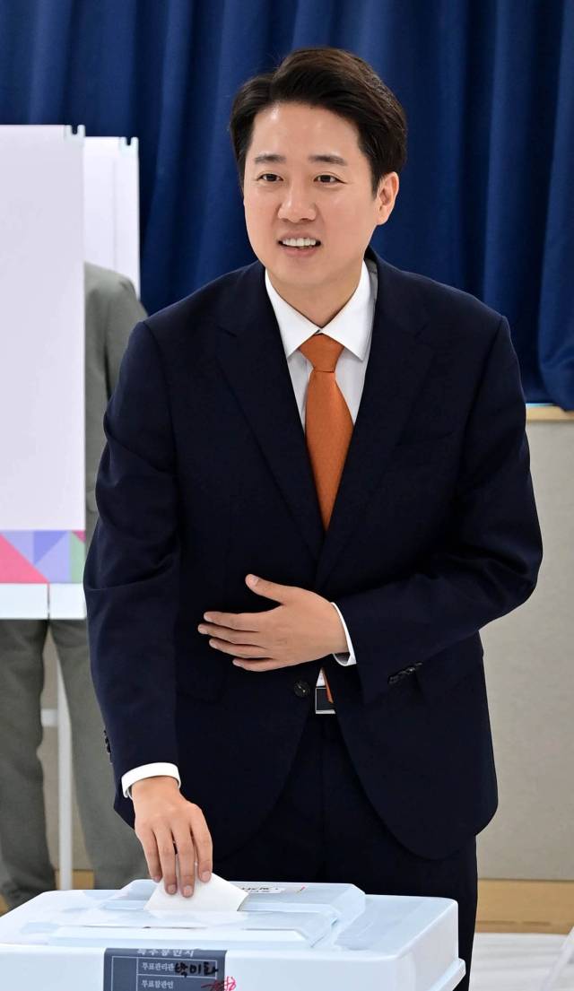 제21대 대통령선거 사전투표 첫날인 29일 경기도 화성시 동탄9동 행정복지센터에 마련된 투표소에서 개혁신당 이준석 대선후보가 투표하고 있다. 연합뉴스