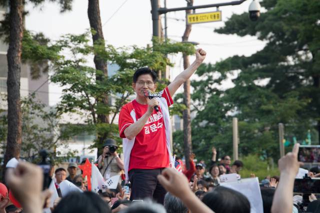 김문수 국민의힘 대통령선거 후보가 26일 오후 서울 도봉구 방학사거리에서 노원·도봉·강북 집중유세 중 지지를 호소하고 있다. 성형주 기자