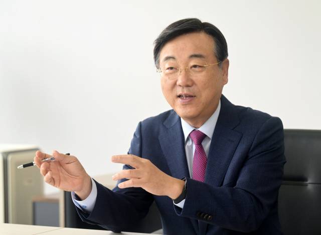 김문수 국민의힘 대선 후보의 경제특보단장을 맡고 있는 김종석 한국뉴욕주립대 석좌교수가 서울경제신문과 인터뷰를 하고 있다. 권욱 기자