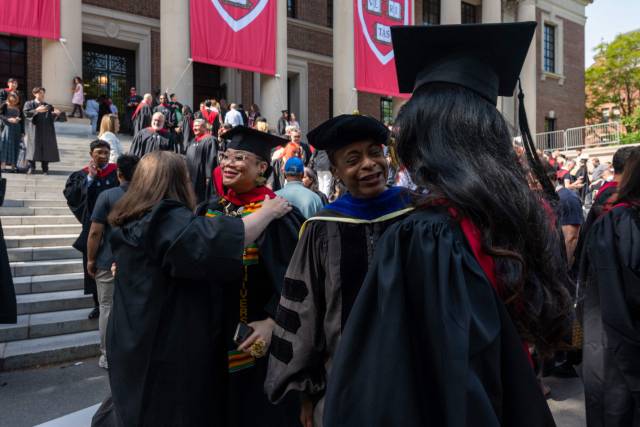 28일(현지 시간) 미국 매사추세츠주 하버드대 졸업식 행사에서 학사모를 쓴 졸업생과 학부모들이 졸업을 축하하고 있다. 이날 마코 루비오 미국 국무장관이 중국 유학생 비자를 취소할 것이라고 밝혀 미국 내 유학생 커뮤니티가 동요하고 있다. AFP연합뉴스