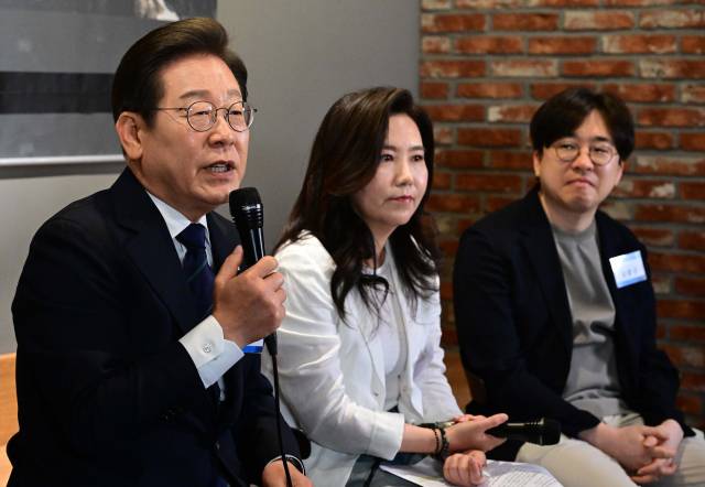 이재명(왼쪽) 더불어민주당 대선 후보가 29일 서울 성동구의 한 공유오피스에서 스타트업 기업인들과 ‘혁신성장의 씨앗, 스타트업 레벨업!’ 간담회를 하고 있다. 오승현 기자