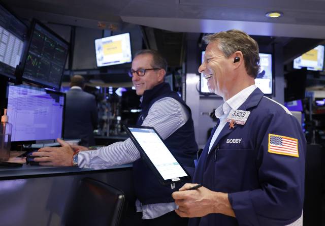 미국 뉴욕증권거래소에서 트레이더들이 업무를 보고 있다. 연합뉴스