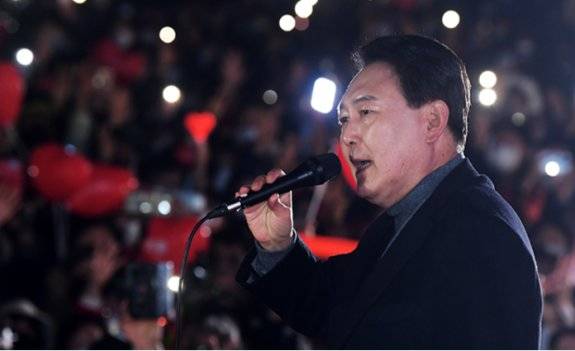 2022년 3·9대선 당시 대선후보 출사표를 던진 12명 가운데 법조인이 7명, 법대 출신까지 더하면 11명에 달했다. 사진은 그해 3월 8일 오후 중구 서울광장에서 윤석열 당시 국민의힘 대선후보가 유세하는 모습. 뉴스1