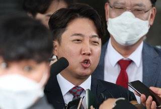 2022년 9월 28일 이준석 국민의힘 전 대표가 서울 양천구 서울남부지방법원에서 열린 국민의힘 당헌 효력 정지 가처분신청 사건 심문을 마친 뒤 청사를 나서며 기자들의 질문에 답하고 있다. 뉴스1