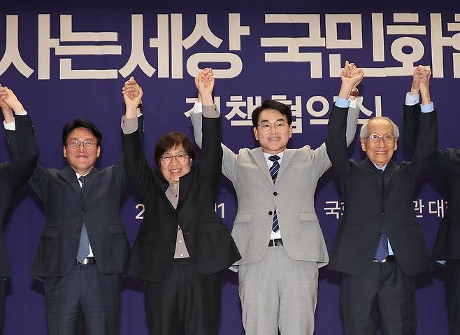 5월11일 서울 여의도 국회 의원회관에서 더불어민주당 윤여준 상임총괄선대위원장, 박용진 전 의원 등이 참석한 가운데 사람사는세상 국민화합위원회 정책협약식이 열리고 있다. ⓒ연합뉴스
