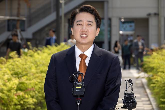 이준석 개혁신당 대선 후보가 제21대 대통령선거 사전투표 첫날인 29일 경기도 화성시 동탄9동 행정복지센터에 마련된 투표소에서 투표를 마친 후 백브리핑하고 있다. ⓒ공동취재