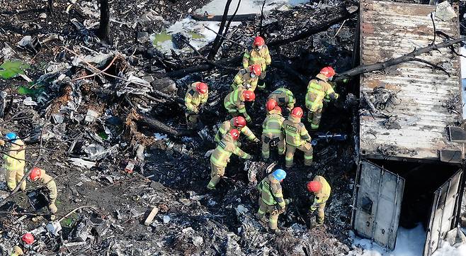 5월29일 오후 1시50분께 경북 포항시 남구 동해면 신정리 한 야산에 해군 초계기가 추락한 가운데 소방 관계자들이 탑승자 수색을 하고 있다. ⓒ 연합뉴스