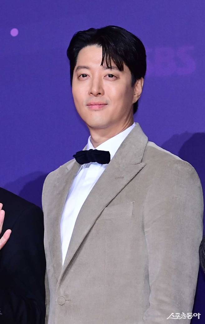 톱스타 이동건이 이틀 새 이어지고 있는 배우 강해림과의 열애설에 대해 ‘직접’ 입을 열었다.&nbsp;핑크빛 소문에 대해 이동건은 ‘상대를 깊이 배려하는 의도’인 듯, 긍정도, 그렇다고 부정이라 판단하기도 어려운 입장을 취했다. 스포츠동아DB