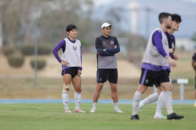 1월 태국 촌부리에서 진행된 안양의 동계전지훈련 도중 나란히 서있는 주장 이창용(왼쪽)과 유병훈 감독. 사진제공｜한국프로축구연맹
