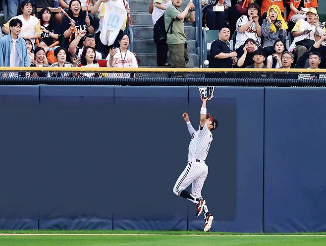 LG 박해민이 지난 27일 잠실 한화전에서 2회 이진영의 타구를 잡아내고 있다. LG트윈스 제공