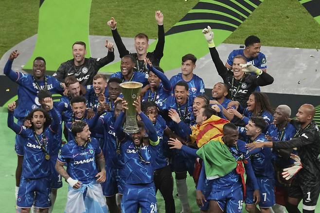 첼시 선수들이 29일 폴란드  브로츠와프의 타르친스키 아레나에서 열린 UEFA 콘퍼러스리그 결승에서 레알 베티스를 꺾고 우승을 확정한뒤 세리머니를 하고 있다.     브로츠와프 | AP연합뉴스