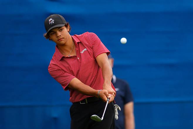 찰리 우즈가 미국 주니어 랭킹 상위 선수들이 대부분 출전한 AJGA 대회에서 처음 우승했다. 지난해말 아버지 타이거 우즈와 함께 출전한 PNC 챔피언십에서 웨지샷을 하고 있는 찰리 우즈. ｜게티이미지