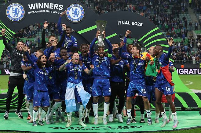 첼시 선수들이 29일 폴란드 브로츠와프에서 열린 2024~2025 유럽축구연맹(UEFA) 컨퍼런스리그(UECL) 결승전에서 레알 베티스를 4-1로 꺾은 뒤 우승컵을 들고 기뻐하고 있다. 브로츠와프 | EPA연합뉴스
