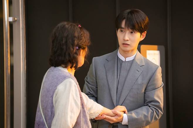 JTBC 드라마 ‘천국보다 아름다운’에서 목사, 고은호 역을 연기한 배우 류덕환이 극 중 김혜자(왼쪽)과 출연한 장면. 사진 스튜디오 피닉스, SLL