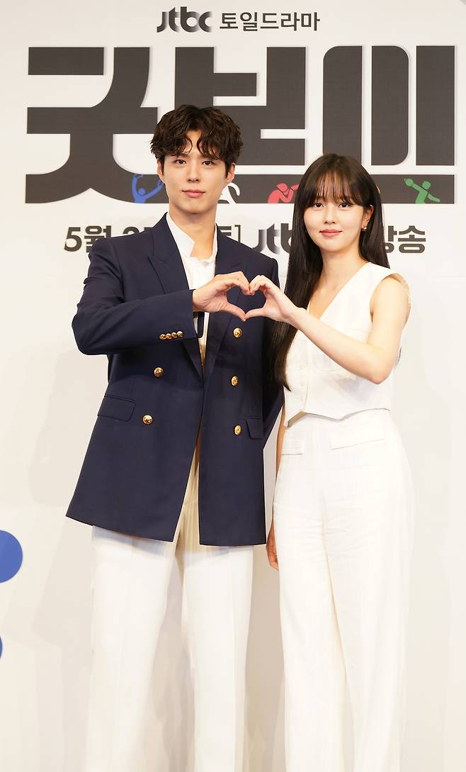 배우 박보검과 김소현이 29일 오후 서울 신도림 더 링크 호텔에서 열린 JTBC 새 주말극 ‘굿보이’ 제작발표회에 참석해 포즈를 취하고 있다. 사진 JTBC