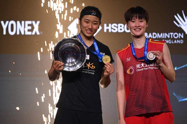 안세영(왼쪽)이 2023 전영오픈 배드민턴 여자 단식 결승전에서 우승한 후 2위 천위페이와 함께 기념 촬영을 하고 있다. AFP연합뉴스