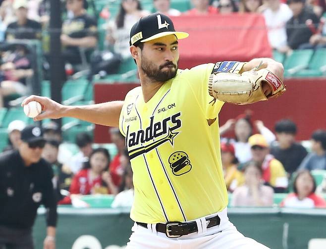 ▲ 4,5선발이 붙어 불펜 소모가 많았던 SSG는 이 문제를 해결하기 위해 화이트를 하루 늦춰 30일 롯데전에 등판시킨다 ⓒSSG랜더스