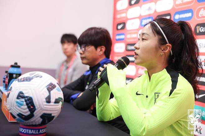 29일 인천남동아시아드럭비경기장에서 진행된 콜롬비아와의 평가전 공식 기자회견에 참석한 여자대표팀 주장 이영주(오른쪽)가 취재진 질문에 답하고 있다. /사진=대한축구협회 제공
