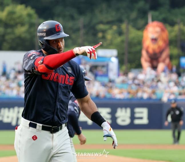 롯데 빅터 레이예스가 29일 대구 삼성전에서 1회 솔로포를 터트리고 있다. /사진=강영조 선임기자