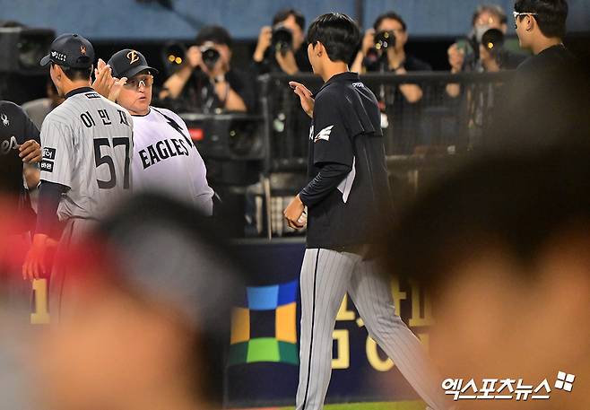 김경문 감독이 이끄는 한화 이글스가 28일 서울 잠실야구장에서 열린 2025 신한 SOL Bank KBO리그 LG 트윈스와의 팀 간 8차전에서 연장 11회 6-5 승리를 거뒀다. 사진 김한준 기자