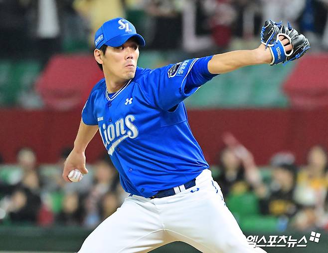 삼성 라이온즈 구원투수 김재윤이 정규시즌 경기에 등판해 투구하고 있다. 삼성은 당분간 김재윤을 추격조로 활용할 계획이다. 엑스포츠뉴스 DB