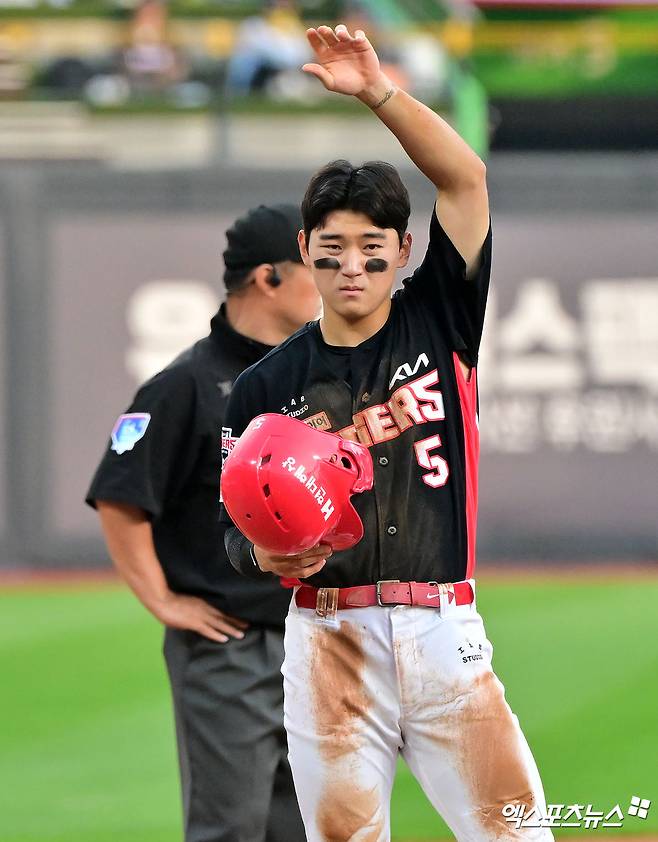 KIA 타이거즈 내야수 김도영이 지난 27일 광주 키움 히어로즈전에서 우측 햄스트링 부상을 당해 최소 4주 동안 재활에만 매진하게 됐다. 사진 엑스포츠뉴스 DB