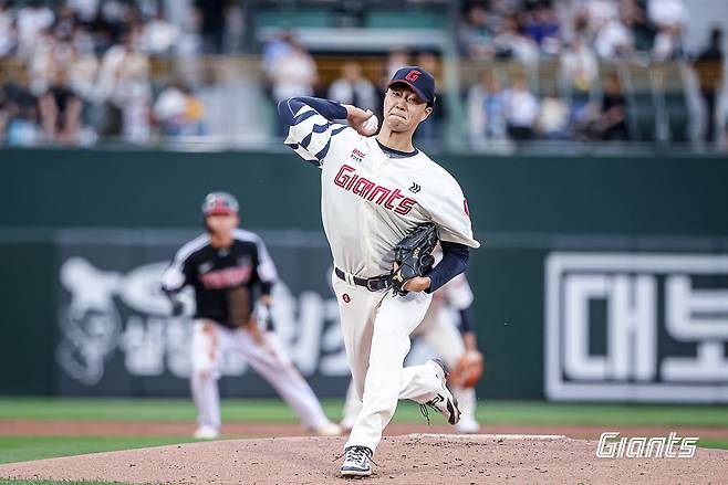 롯데 자이언츠 우완투수 윤성빈이 지난 20일 LG 트윈스전에 선발 등판해 역투하고 있다. 롯데 자이언츠