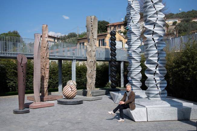 작품을 배경으로 앉은 박은선 조각가 [박은선 조각가 제공. 재판매 및 DB 금지]